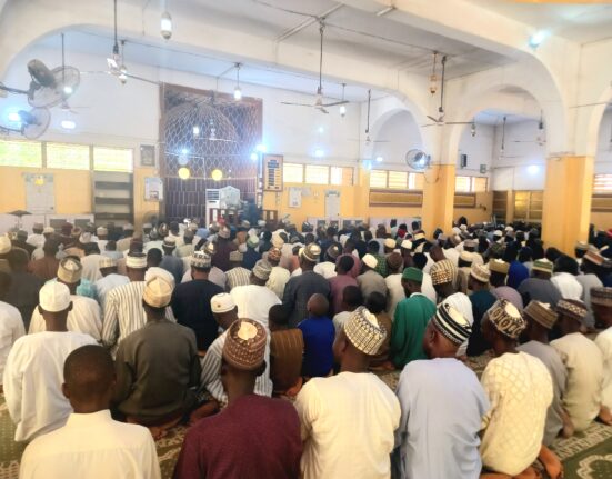 Khalifa Isyaku Rabiu, Mosque, prayer